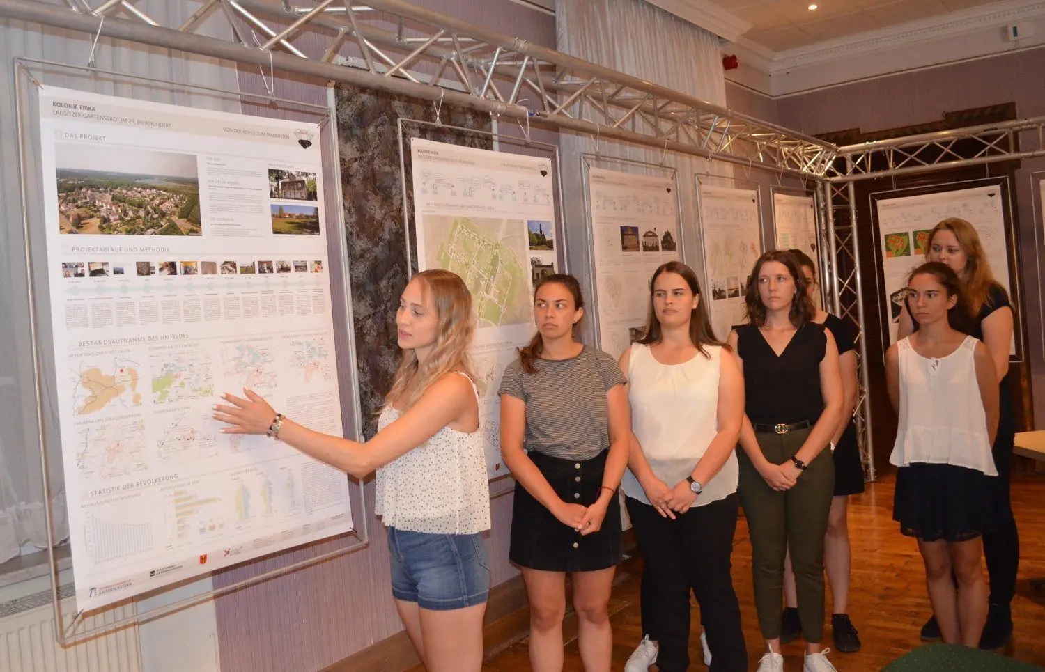 Laubusch: Studentinnen der TU Kaiserslautern haben im Kulturhaus Laubusch ihre Ideen für die Zukunft der Gartenstadt Erika vorgestellt.