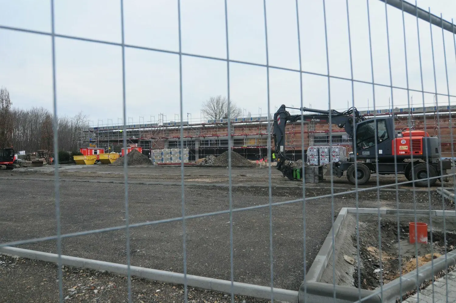 Zwischen der neuen Aldi-Filiale und dem OBI-Markt entstehen insgesamt 160 neue Parkplätze, die teils in ihren Dimensionen variieren. Es sind nämlich auch Stellplätze für Menschen mit einer körperlichen Behinderung sowie Eltern-Kind-Parkplätze geplant.