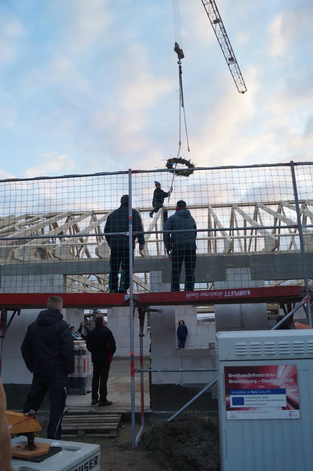 Über dem neuen Feuerwehrgerätehaus in Wehnsdorf weht nun ein Richtkranz.