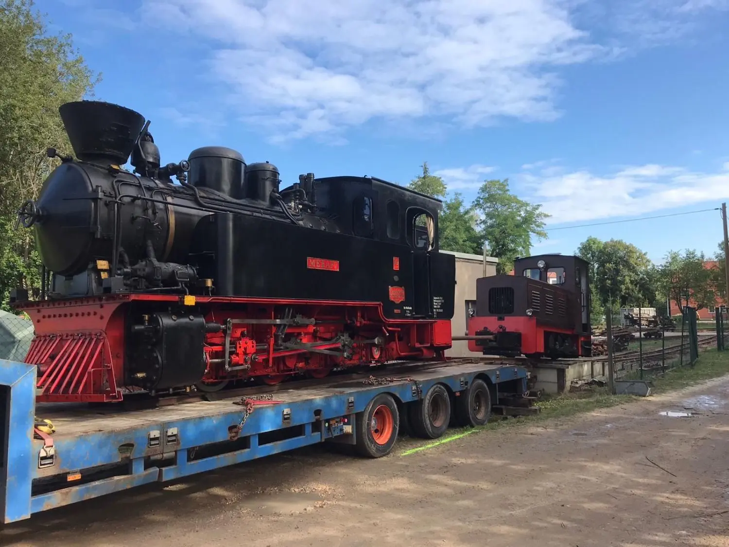 Die Lok Merapi ist auf dem Anhänger nach Weißwasser gerollt. Von dort geht es für das Festwochenende auf die Gleise der Waldeisenbahn.