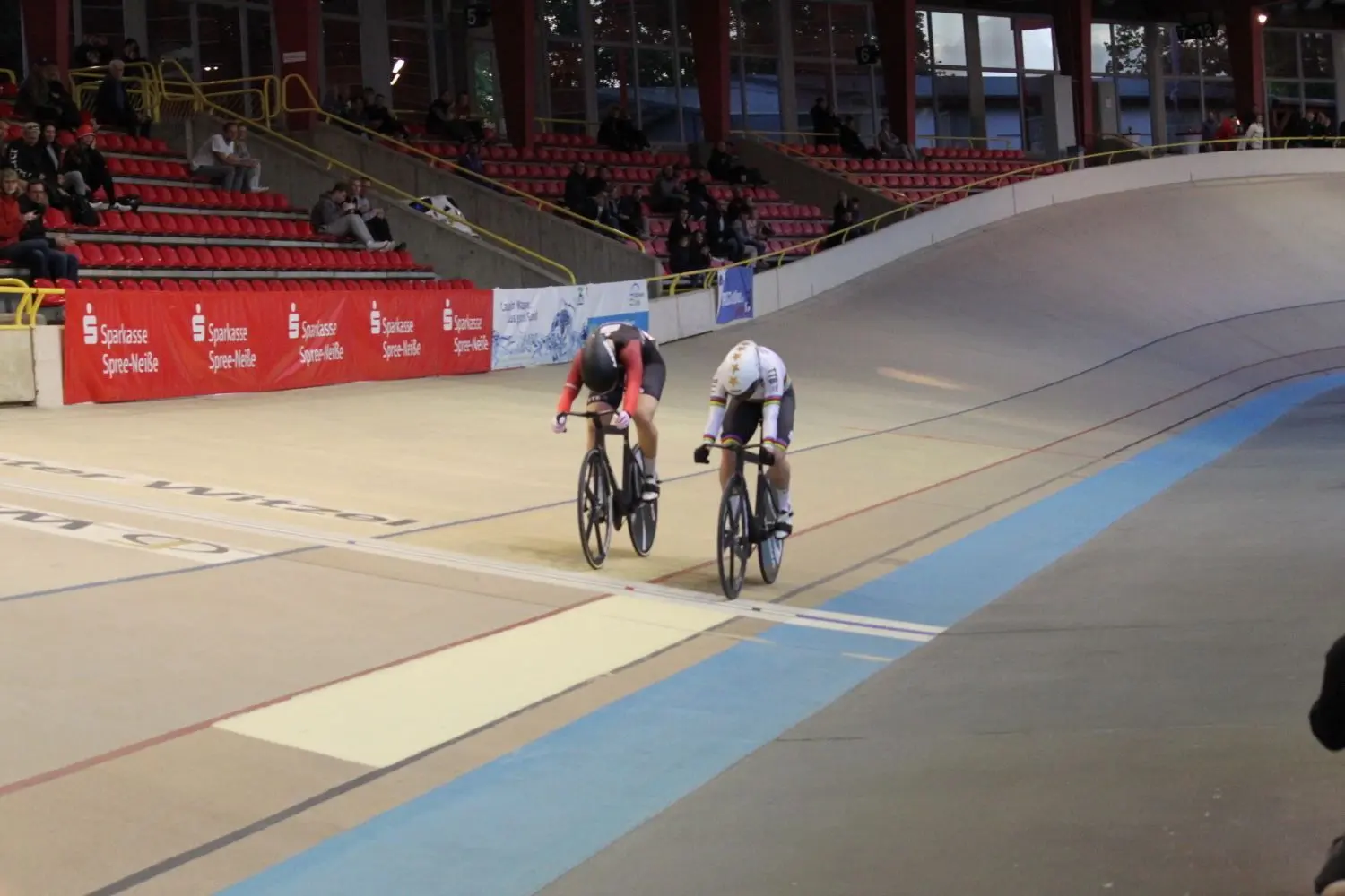Emma Hinze schlägt Lea Sophie Friedrich im zweiten Final-Lauf knapp.