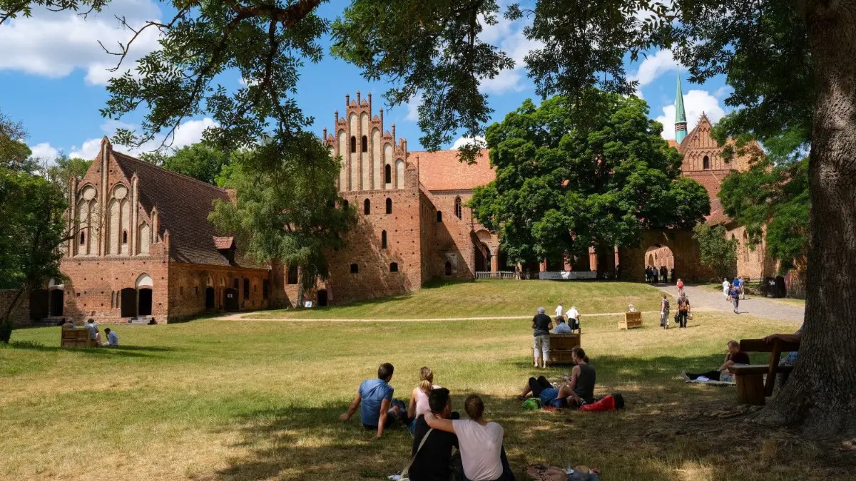 Mekka für Klassik-Freunde: das Kloster Chorin
27.06.2021, Brandenburg, Chorin: Besucher sitzen vor dem Kloster Chorin beim 58. Choriner Musiksommer mit einem Konzert vom Mendelssohn Kammerorchester Leipzig. Wegen der Corona-Pandemie dürfen die Besucher in diesem Jahr nur auf Stühlen sitzen, um den Mindestabstand einzuhalten. Es werden nur 500 von 1200 Plätzen angeboten. Das erste Konzert fand am 23. Mai 1964 als Kulturveranstaltung des Institutes für Forstwissenschaften in Eberswalde statt. Mittlerweile hat der Choriner Musiksommer mit jährlich etwa 25.000 Gästen einen festen Platz in der brandenburgischen Kultur- und Konzertlandschaft. Auf dem Programm des diesjährigen Festivals vom 26. Juni bis 29. August unter dem Motto "Europa" stehen 18 abwechslungsreiche Konzerte, unter anderem mit dem Kammerorchester des Nationaltheaters Prag, der Philharmonie Poznan und dem Brandenburgischen Staatsorchester Frankfurt (Oder). Foto: Jens Kalaene/dpa-Zentralbild/ZB - Honorarfrei nur für Bezieher des Dienstes ZB-Funkregio Ost +++ ZB-FUNKREGIO OST +++
