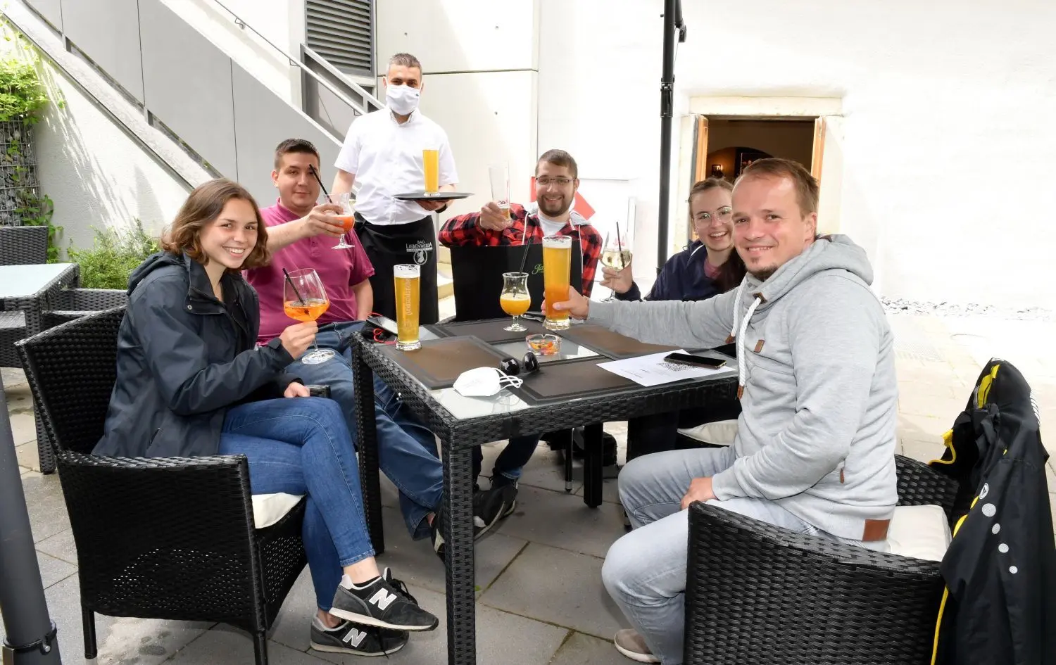 Eine Gruppe junger Leute im Biergarten am Bürgerhaus in Bad Liebenwerda: Anstatt auf die übliche Mühlentour zu Pfingsten zu gehen, wurde auf eine Kneipentour umdisponiert.