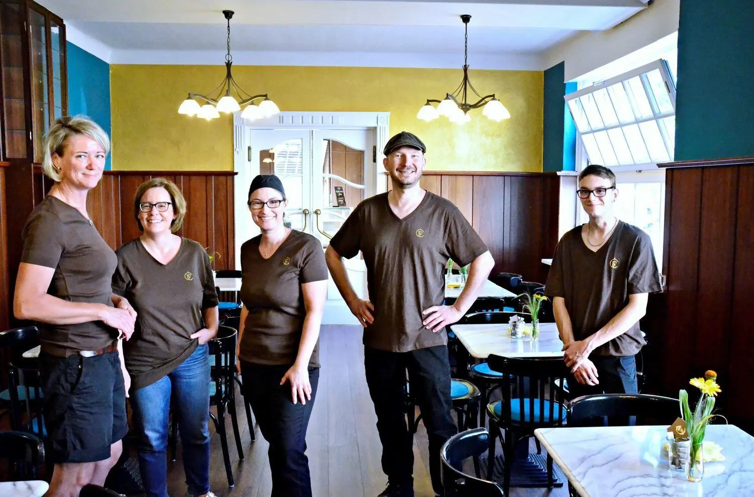 Das neue Team vom Café Fortuna v.l.: Christian Müller (2.v.r.), Elisabeth Helbeck (M.), Diana Palm (l.), Antonia Müller und Alexander Prinz (r.)