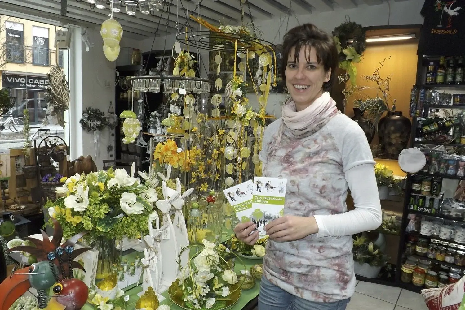 Der City-Gutschein gehört ebenfalls zu den Erfolgsgeschichten von "Wir für Lübben", hier präsentiert in einem festlich dekorierten Geschäft.