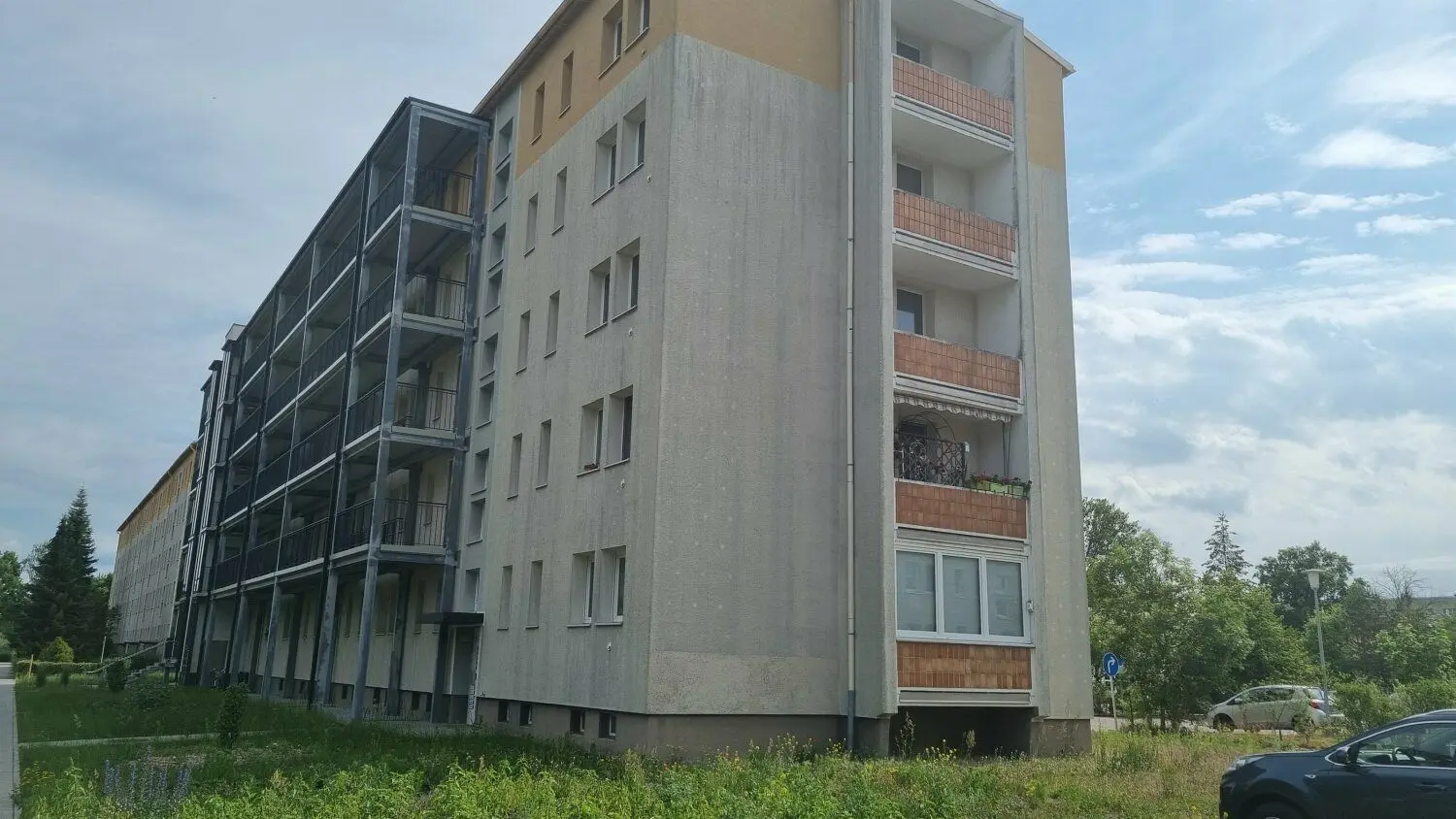 Wohnblock mit Aufzug und Laubengang-Konstruktion in der Heinestrasse.