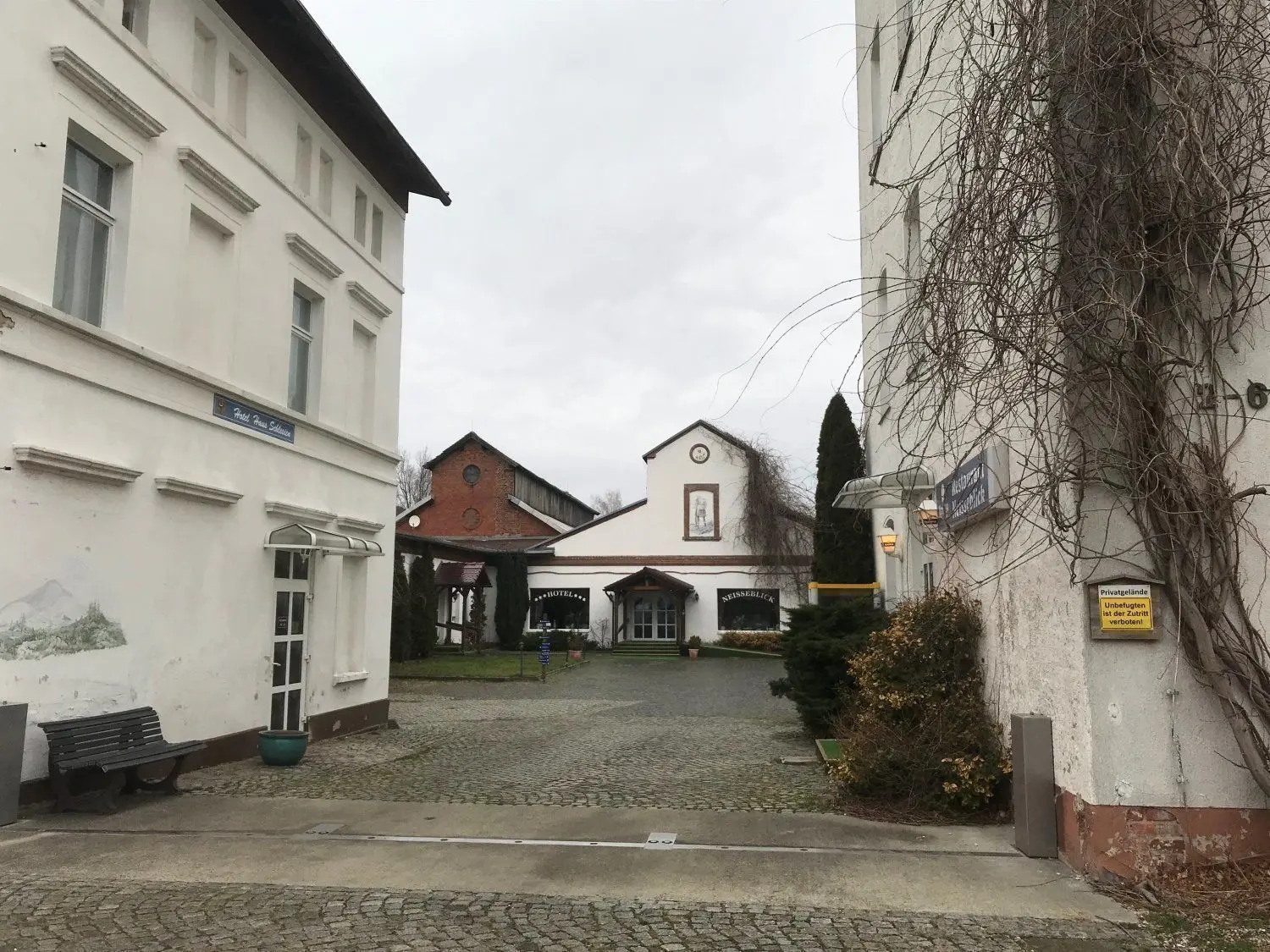 Das Hotel Neißeblick an der Grenze zu Polen soll auch im kommenden Jahr wieder Schauplatz von Neonazi-Treffen werden.