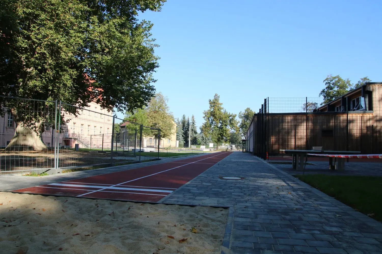 Die Sportanlagen sind als Teil des Pausenhofs für die Schüler jederzeit zugänglich.