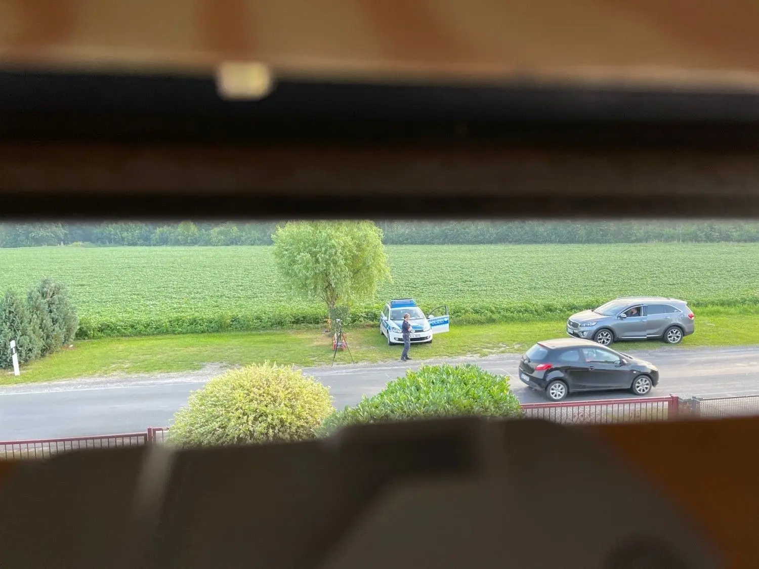 Die Calauer Polizei hat inzwischen reagiert und vor ein paar Tagen im Bolschwitzer Weg eine Laserkontrolle durchgeführt. Das Foto entstand aus dem Dachfenster der Familie Noffke.