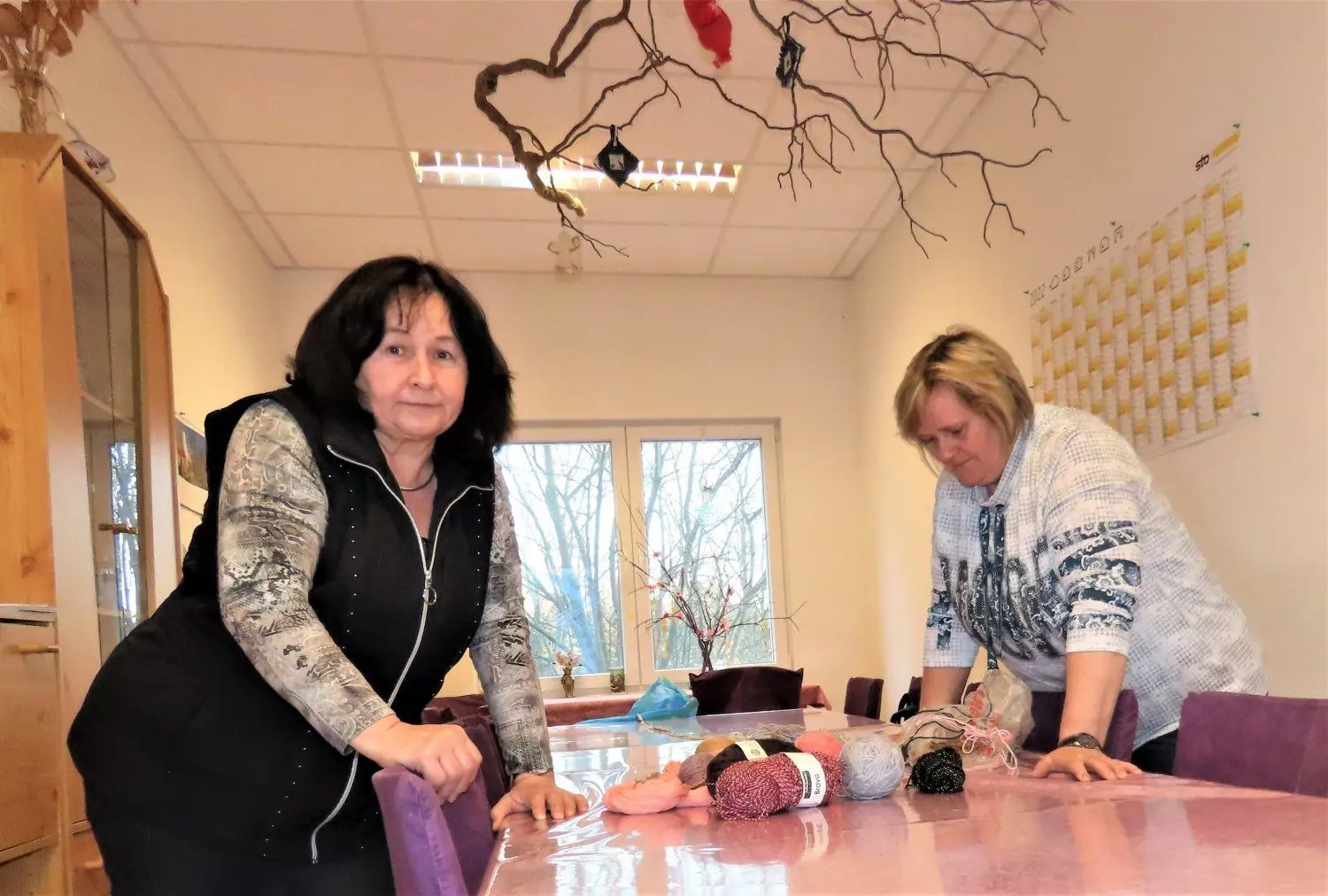 Der Raum der Vereine in einem Kita-Nebengebäude reicht für die Strickfeen um Tatjana Farys (r.) und Monika Noack (l.), aber nicht für größere Versammlungen der Dorfgemeinschaft.
