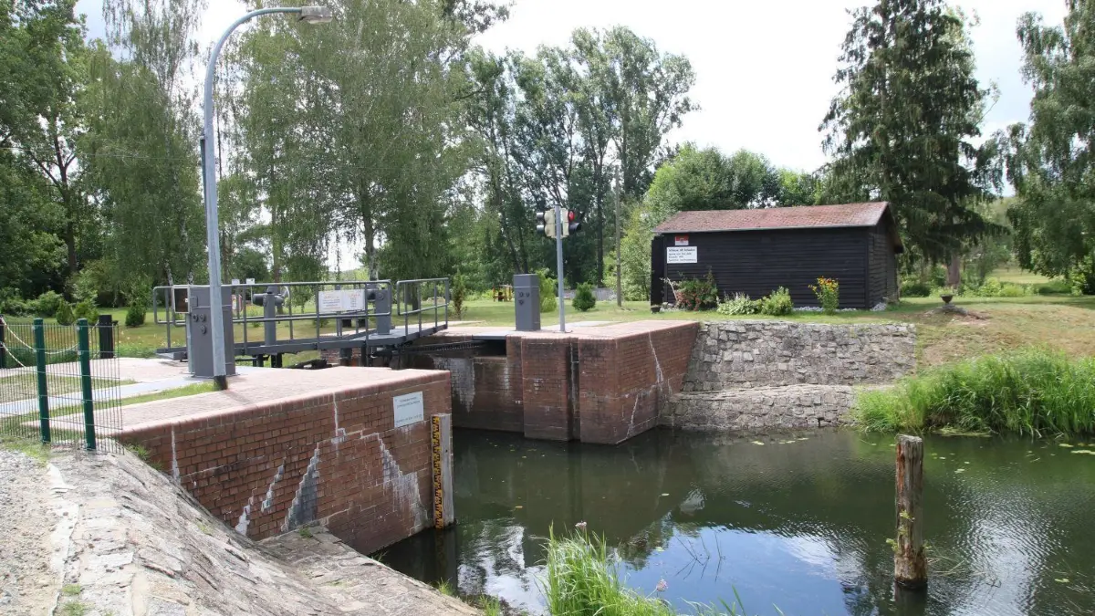 Die Kesselschleuse in Alt-Schadow wurde 1911 gebaut und hat im vergangenen Jahr neue Schleusentore erhalten.
Die Kesselschleuse in Alt Schadow wurde 1911 gebaut und hat im vergangenen Jahr neue Schleusentore erhalten.