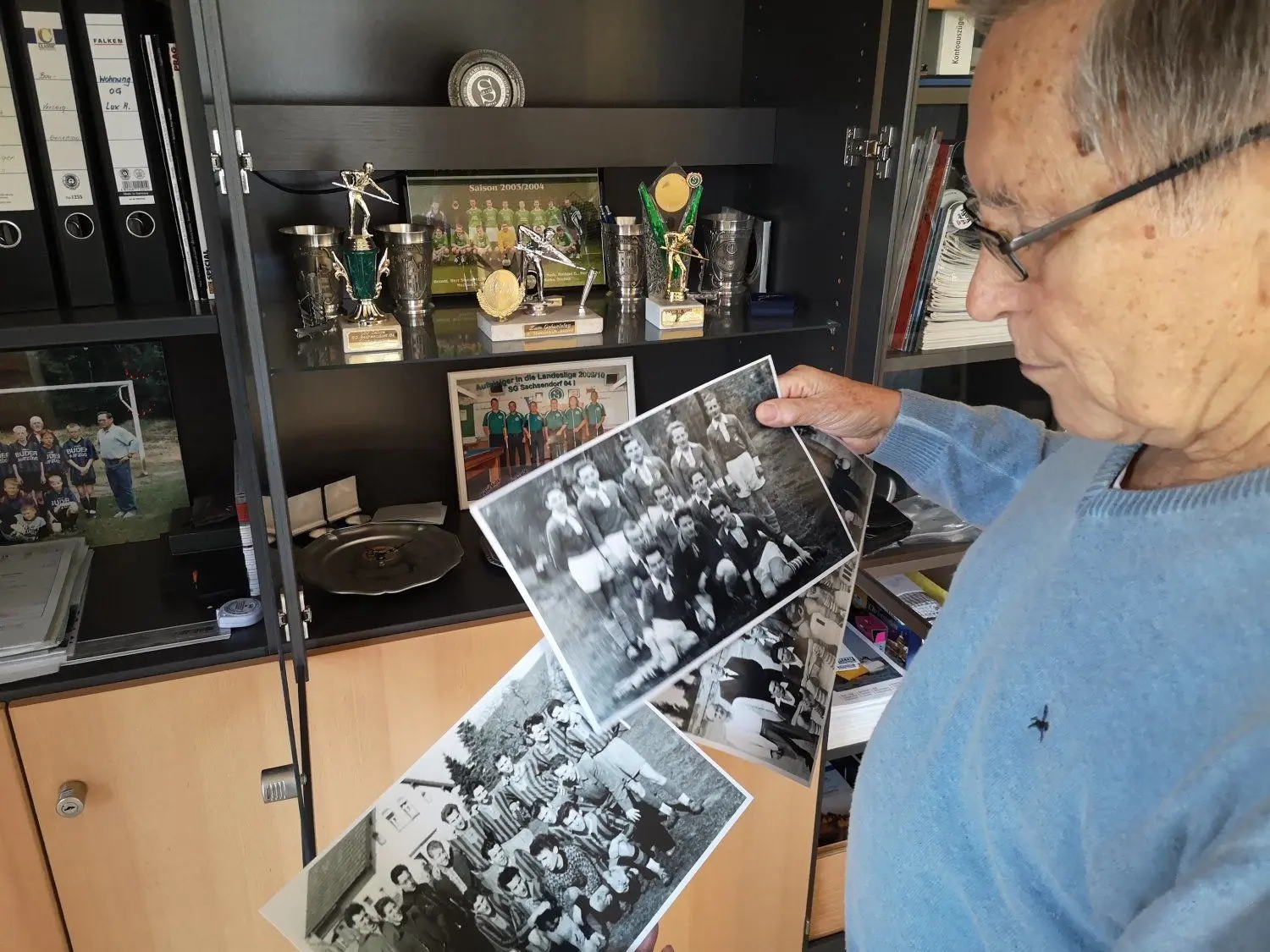 Manfred Buder hat in seinem Büro eine ganz persönliche Sport-Vitrine eingerichtet mit alten Erinnerungsstücken, Pokalen und Fotos.