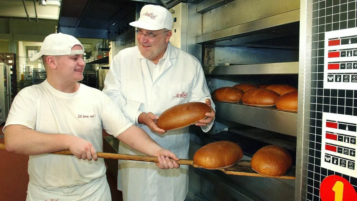 Peter Dreißig engagierte sich auch stets für den Nachwuchs, hier im Jahr 2005 im Bild mit Bäckerlehrling Patrick Hensch am Backofen.