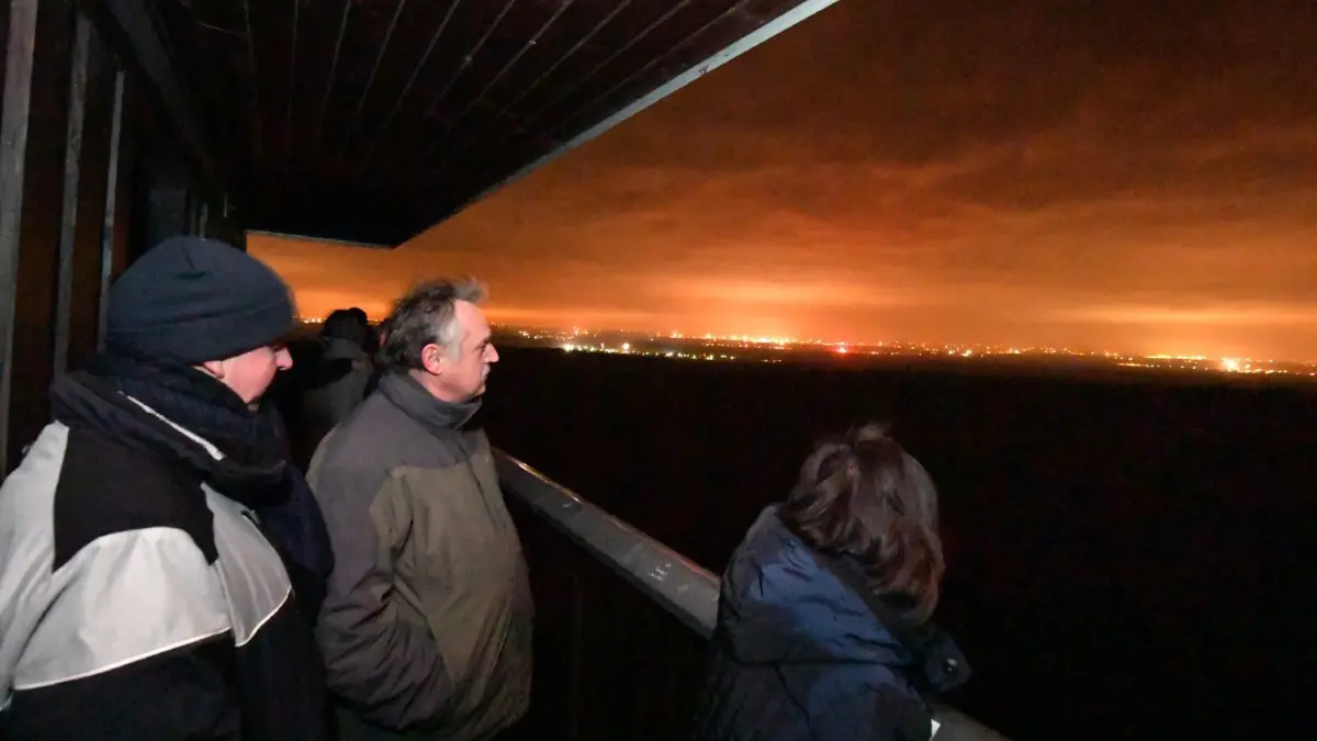 Silvesterfeier auf dem Heidebergturm bei Gröden.
Silvesterfeier mitten im dunklen Wald- Völkerwanderung zum Heidebergturm
- Es war mitten in der Nacht und mitten im Wald! In der Silvesternacht hat kurz vor dem Jahreswechsel zwischen Gröden und Hirschfeld in Brandenburg und Strauch in Sachsen eine wahre Völkerwanderung eingesetzt. Ziel war der über 200 Meter hohe Heidebergturm. Sie kamen mit Fahrrädern, Autos oder per Fuß. Eine Lichterkette aus flackernden Taschenlampen und Fahrzeugscheinwerfern zog durch die Dunkelheit der Nacht den Weg zur Anhöhe hinauf.
Einige hatten sogar kleine Kinder dabei. Über einhundert Besucher waren in 34 Meter Höhe mittendrin und doch ganz weit weg von den großen Feuerwerken, die von hier aus in einem großen Umkreis über Dresden, Großenhain, Meißen, Gröditz, Elsterwerda, Bad Liebenwerda, Finsterwalde und Senftenberg bis hin nach Leipzig und Cottbus beobachtet werden können