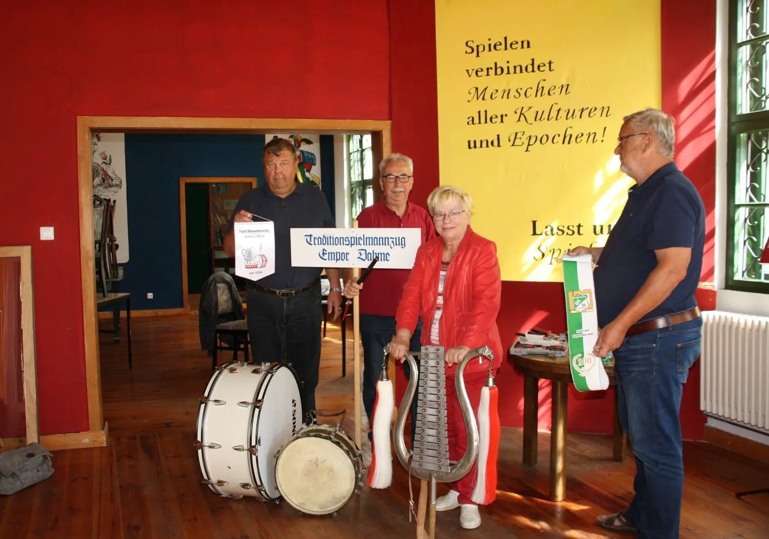 Karl-Heinz Hildebrand, Herbert Schäfer, Hannelore Priebe und Jürgen Schich (v.l.) beim Aufbau der Ausstellung im Museum.