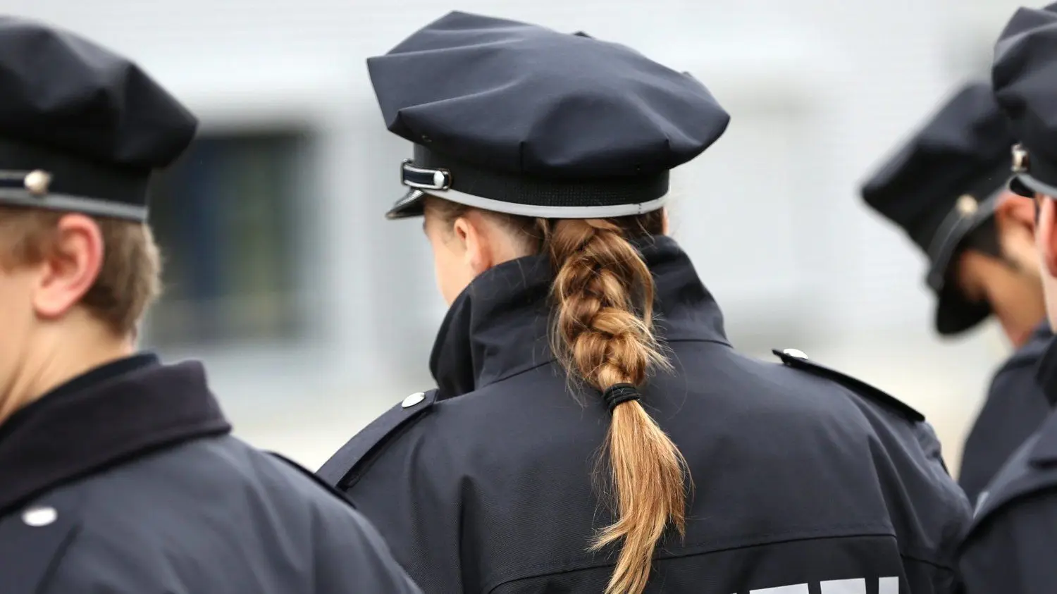 Symbol- und Archivbild – Aufgrund der Corona-Pandemie wächst auch das Berufsrisiko für Polizeibeamte im Einsatz.