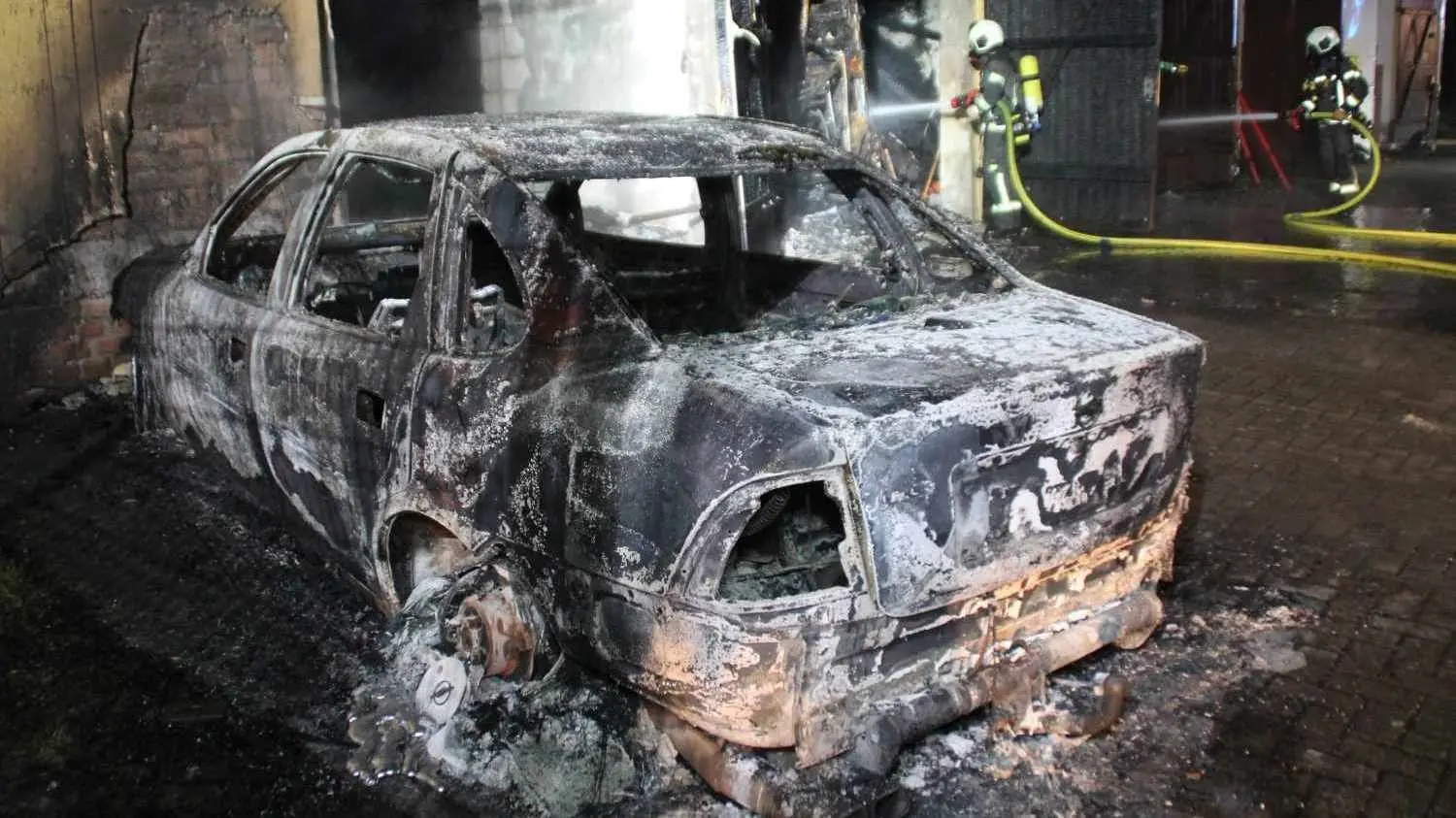 Trauriger Fakt: Dieser Opel ist bei dem Feuer in Hoyerswerda ausgebrannt. Auch andere Fahrzeuge sind betroffen.