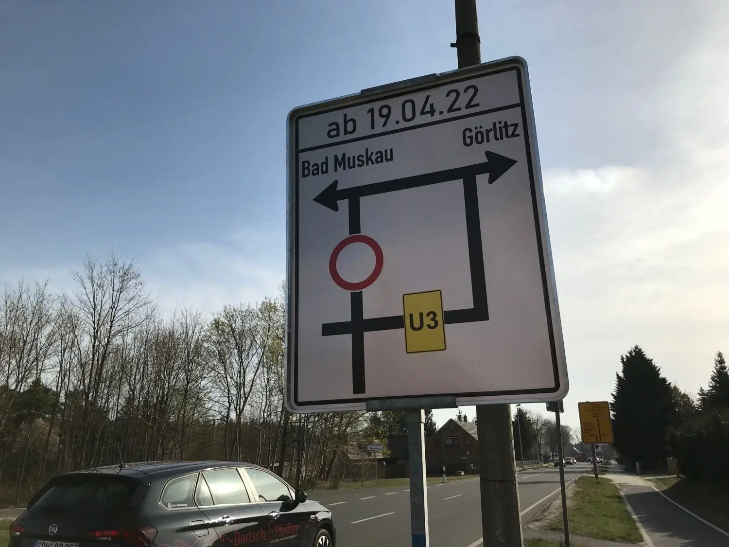 Die Umleitung beim Radwegebau führt in Krauschwitz über die Geschwister-Scholl-Straße.