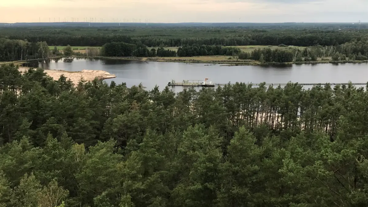 Blick in den aktiven Glassandtagebau westlich von Hohenbocka vom Aussichtsturm auf dem Prossenberg.
Blick in den aktiven Glassandtagebau westlich von Hohenbocka vom Aussichtsturm auf dem Prossenberg.