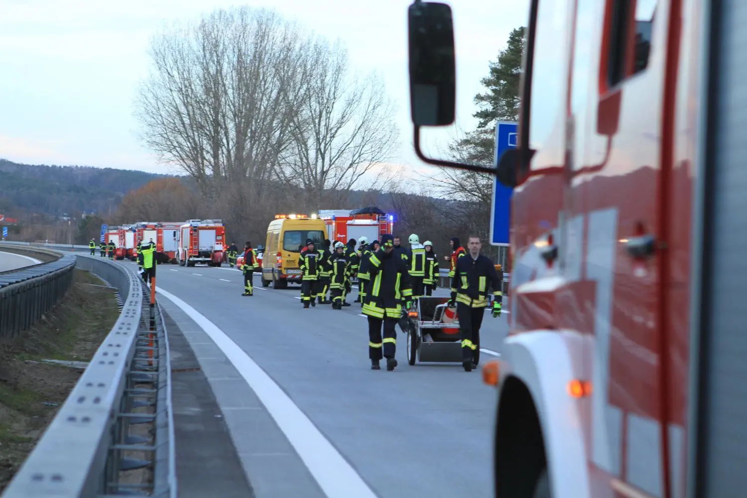 Gegen 1.30 Uhr war  am Samstag ein Lastwagen auf der A 13  kurz vor der Anschlussstelle Ortrand in die Leitplanke gefahren. Dabei kippte der Anhänger um und landete auf dem Dach.