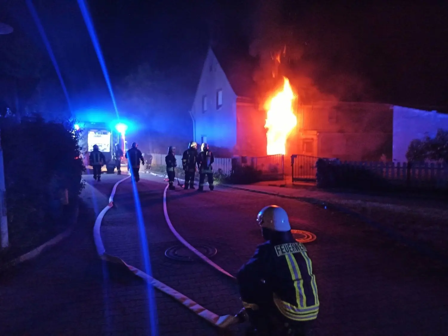 In der Nacht zu Donnerstag hat ein Wohnhaus am Daubitzer Weg in Rietschen gebrannt. Aus bisher ungeklärten Gründen geriet ein Zimmer im Erdgeschoss in Flammen. Feuerwehrleute fanden eine Leiche im Haus.