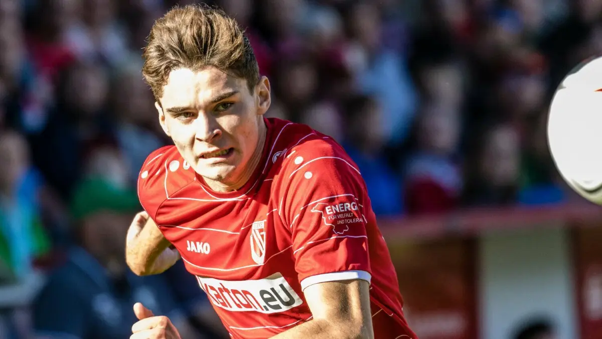 Moritz Broschinski wurde von 2012 bis 2020 bei Energie Cottbus ausgebildet.
20.10.2019, Brandenburg, Cottbus: Regionalliga Nordost Saison 2019/2 12. Spieltag, FC Energie Cottbus vs. BSG Chemie Leipzig:
Moritz Broschinski (Energie Cottbus)
(Wichtiger Hinweis: Der DFB untersagt die Verwendung von Sequenzbildern im Internet und in Online-Medien während des Spiels (einschließlich Halbzeit). Sperrfrist! Der DFB erlaubt die Publikation und Weiterverwertung der Bilder auf mobilfunkfähigen Endgeräten (insbesondere MMS) und über DVB-H und DMB erst nach Spielende.) Foto: Frank Hammerschmidt