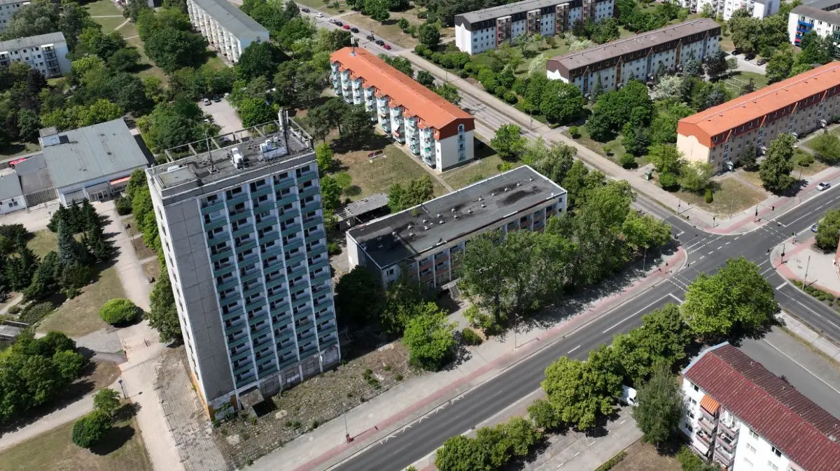 Blick über die Obersprucke mit dem Hochhaus. Hat das einstige Hotel noch eine Zukunft?
Luftaufnahme vom 16. Juli 2023
Stadt Guben
Wohngebiet Obersprucke, Hotel-Hochhaus, Friedrich Schiller-Strasse