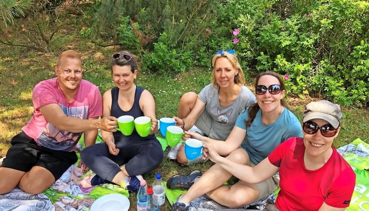 Fontane-Picknick der Blogger am Schloss Lillliput in Naundorf: Matthias Derhake (traveltelling.net), Tanja Klindworth (spaness.de), Katja Wegener (wellspa-portal.de), Kathrin & Kristin Haase (Travelinspired.de). Verfolgen Sie, liebe Leser, diese Plattformen doch demnächst mal genauer.⇥