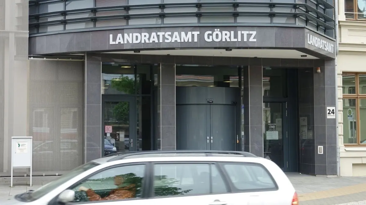 Das Landratsamt Görlitz weist auf mögliche Einschränkungen im Straßenverkehr hin. Grund dafür ist eine Unwetterwarnung für den Landkreis.
Das Landratsamt öffnet wieder für Besucher.