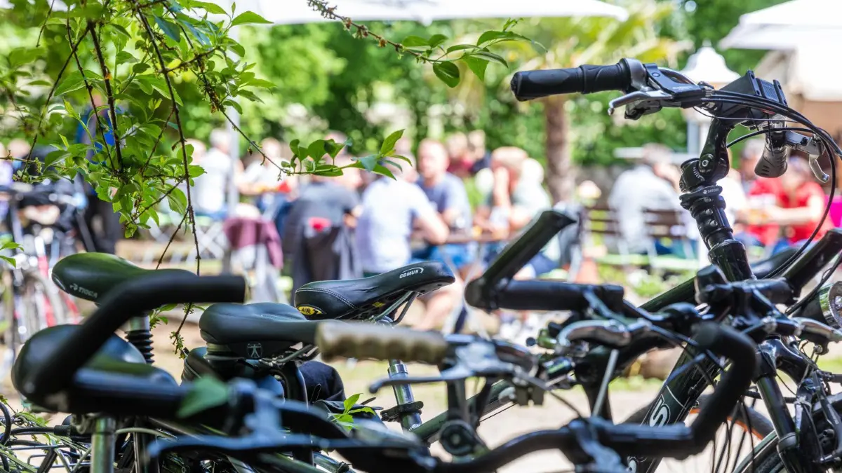 Die Gastronomiebetriebe in Brandenburg müssen in diesem Jahr geschlossen bleiben, sie dürfen nur Außer-Haus-Verkauf zum Mitnehmen anbieten.
21.05.2020, Brandenburg, Kolkwitz: Männertag in der Koselmühle: Ausflugsgäste haben ihre Fahrräder an der Koselmühle abgestellt.
Foto: Frank Hammerschmidt