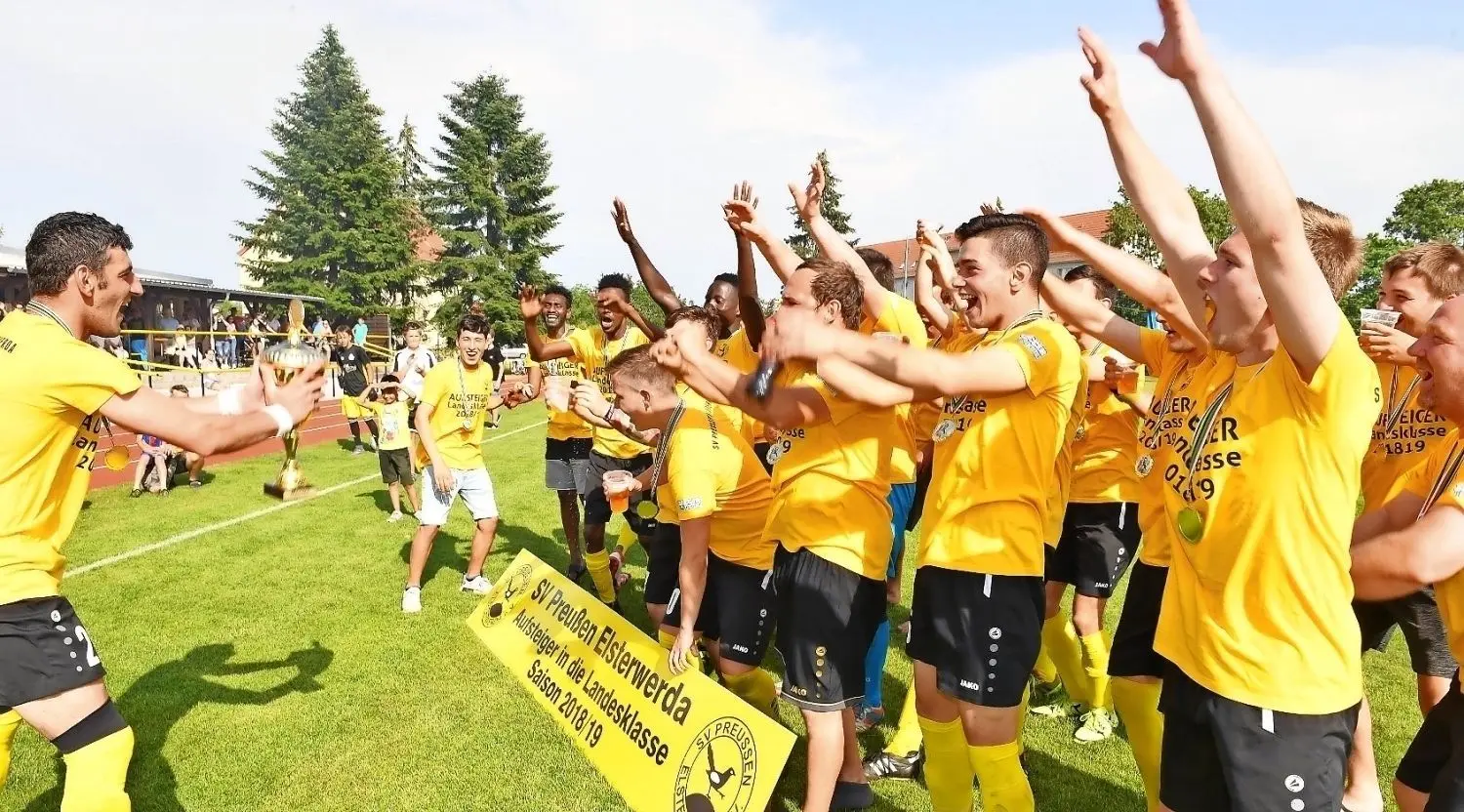 Riesenjubel beim SV Preußen Elsterwerda über den Aufstieg in die Landesklasse Süd. ⇥