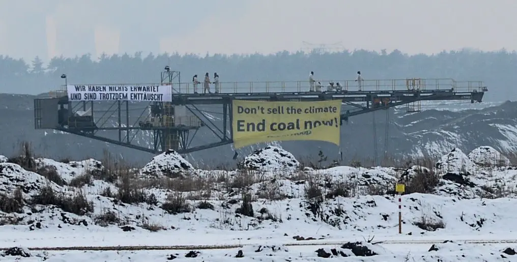 Polizei-Alarm in Jänschwalde! Umweltaktivisten haben einen Kohlebagger besetzt.