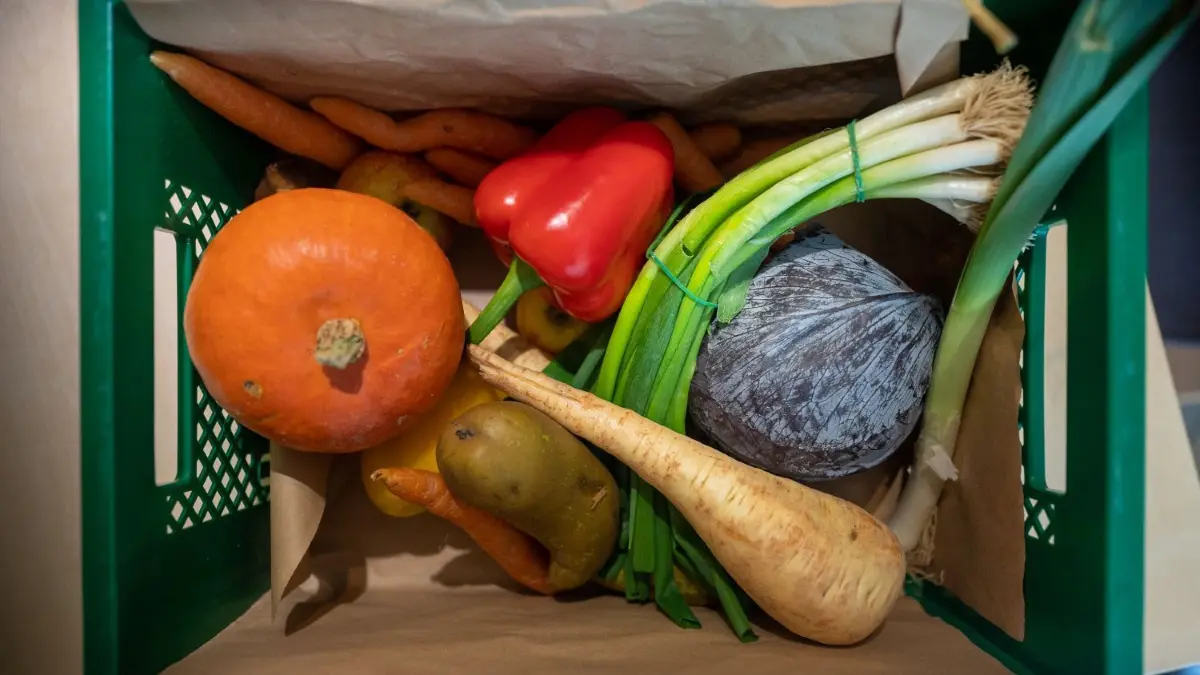 Kann man nicht in den Supermarkt, müssen Gemüse und andere Lebensmittel eben zu einem nach Hause kommen. Auch in Ulm und Neu-Ulm gibt es solche Anbieter.
Familie Fiedler packt die Veggie-Biokiste aus