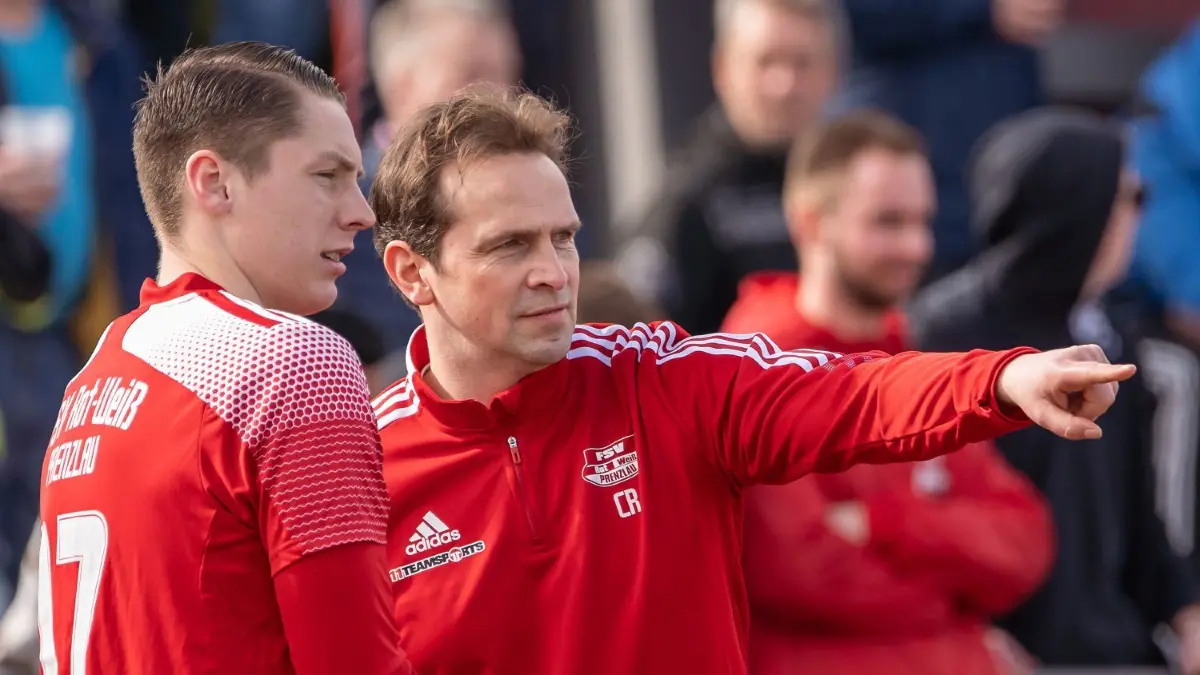 Prenzlau-Trainer Christian Rauch (rechts/hier mit seinem besten Torschützen der letzten Saison, Florian Redmann) wird auch in der Landesklasse das rot-weiße Team als Cheftrainer managen. Ihm zur Seite stehen weiterhin sein Vater Wernfried Rauch und Jörg Scharein.
Prenzlau, 26.03.2023, FB Pokal-Halbfinale: Rot-Weiß Prenzlau - Angermünder FC, Prenzlaus Trainer Christian Rauch (rechts) und Florian Redmann