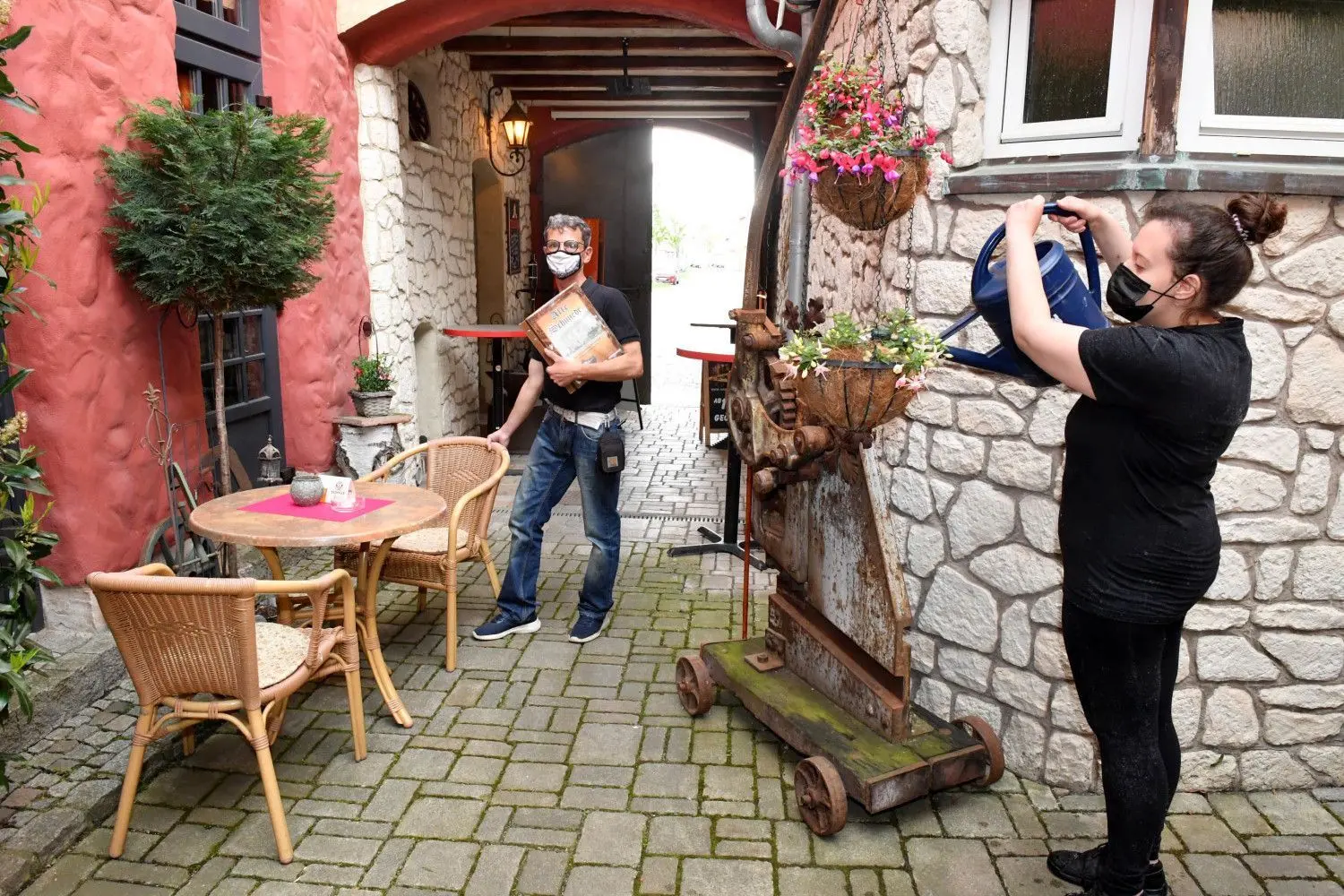 Offene Biergärten am Pfingstwochenende - Warten auf Freiluftgäste: Auf dem Foto in der Alten Schmiede in Bad Liebenwerda sind v.l. Kellner Thomas Schmidt (45) und Kellnerin Laura Vetter (24) zu sehen.