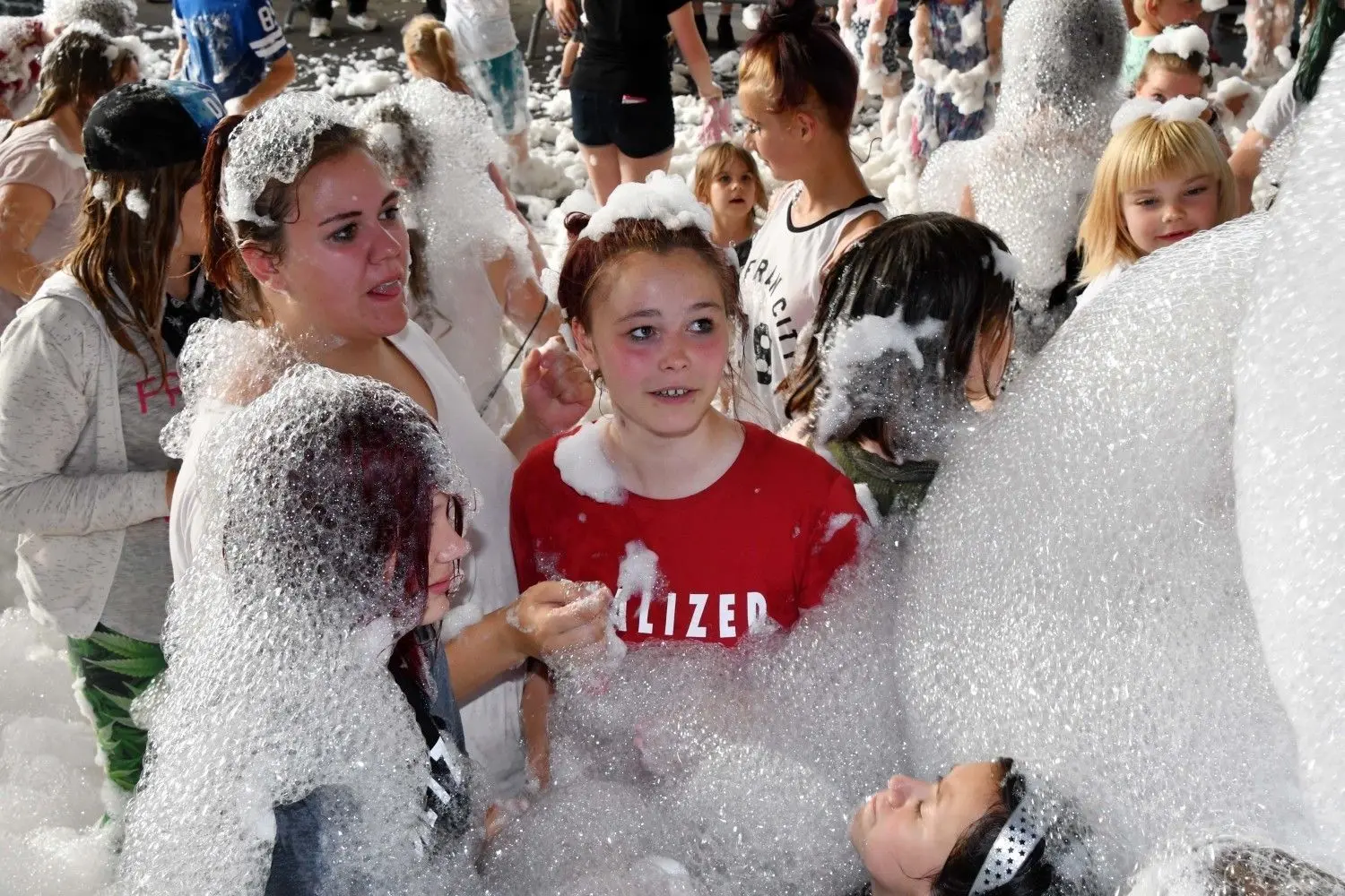 Höhepunkt des 21. Bürgerfestes unterm Sachsendorfer Zelt war die große Schaumparty.