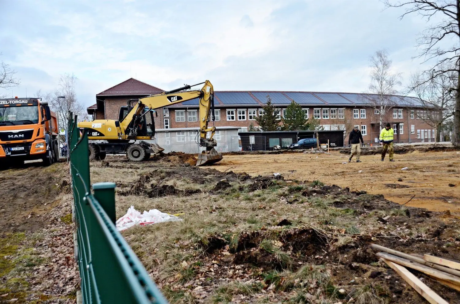 In Doberlug-Kirchhain haben an der Berg-Grundschule die ersten Arbeiten für den Hortneubau begonnen. Das Baufeld ist freigemacht und die archäologische Begleitung angelaufen.