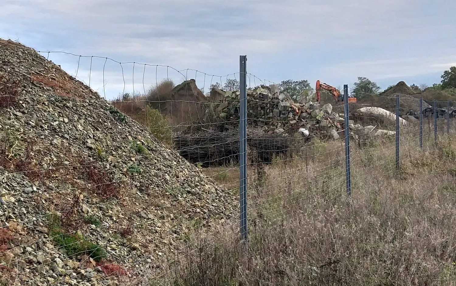 Der Lagerplatz des Bauhofes in Herzberg. Hier liegen noch massenhaft Materialien von ehemaligen Baustellen, die schnellstens entsorgt werden müssen. Sonst könnten saftigen Strafen auf die Stadt zukommen.