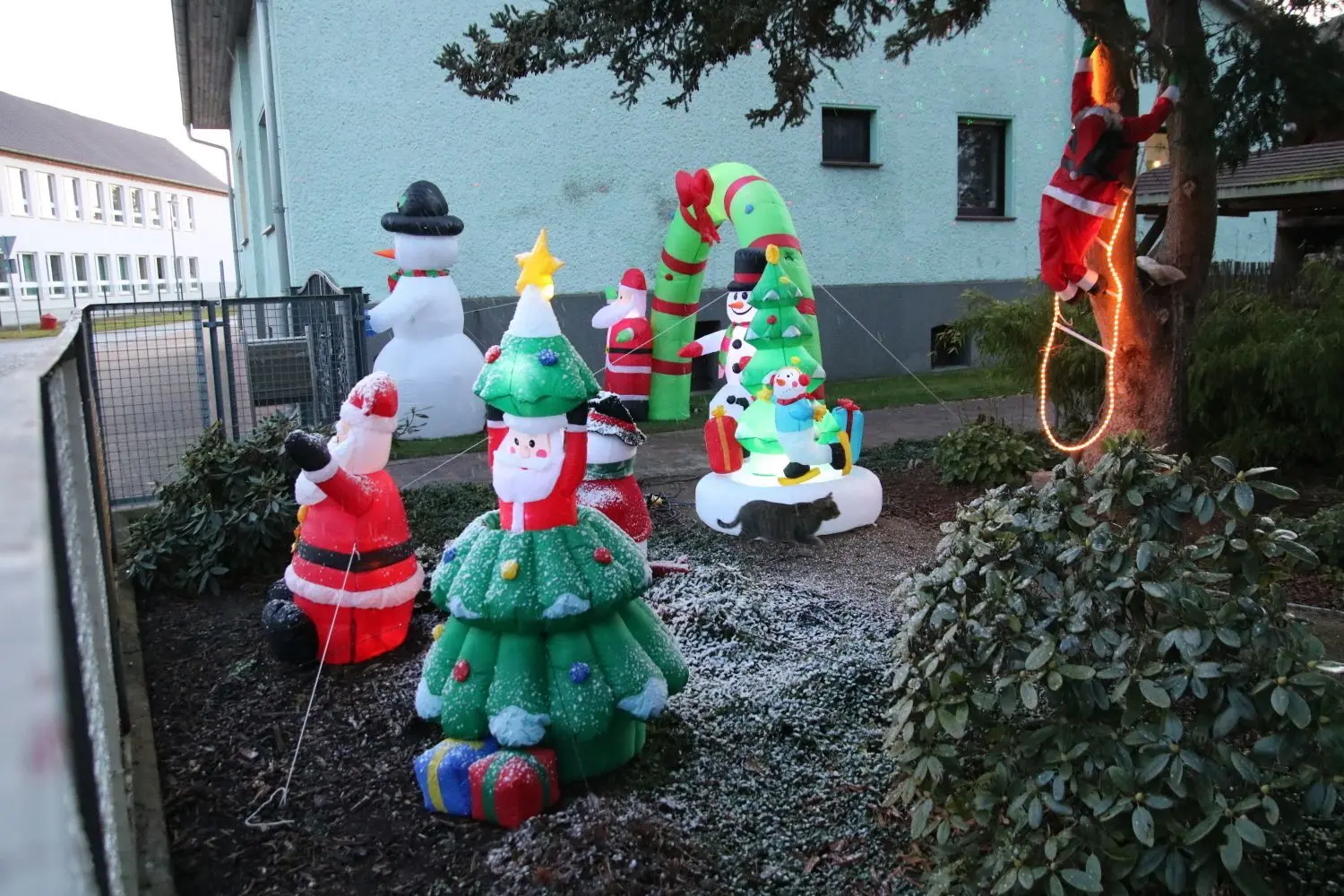 In Lubolz hat Familie Hoffmann jede Menge Weihnachtsdekoration aufgestellt.
