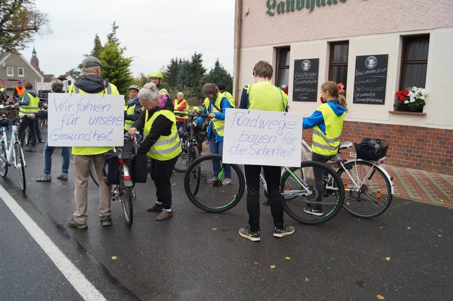 Die Uckroer setzen sich für den Bau des Radweges ein. Sie wünschen sich eine möglichst schnelle Realisierung.