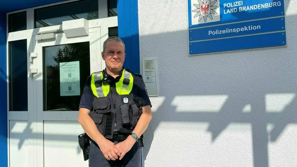 Holger Bensch leitet das Polizeirevier Finsterwalde. Er setzt im Kampf gegen Gewalt auf Prävention und konzentriert dabei seine Arbeit unter anderem auf Schulen. (Archivfoto)
Holger Bensch (55) hat in seiner Polizeilaufbahn schon viel erlebt. Seit Jahresanfang leitet er die Revierpolizei in Finsterwalde und hat Pläne, was er in Finsterwalde verändern will.