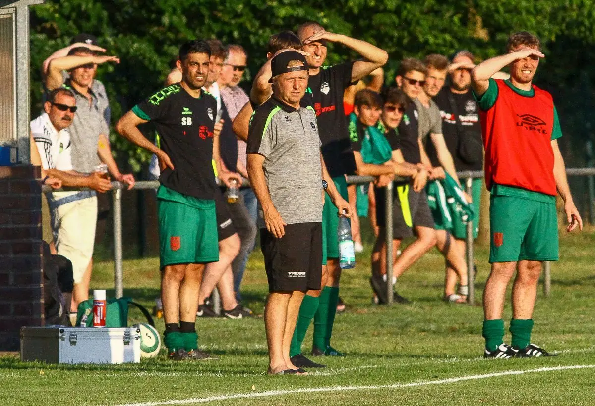 Trainer Marko Mrosek (M.) hat Wacker Ströbitz II von der Kreisklasse in die Landesklasse geführt.