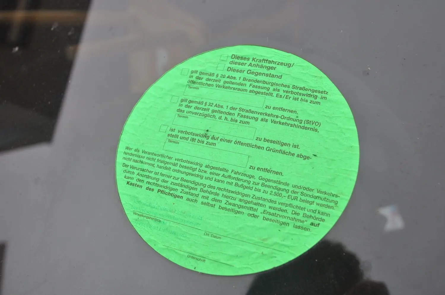 Im Oktober hatte das Ordnungsamt diesen Aufkleber an der Frontscheibe angebracht. Gehandelt hat der Eigentümer nicht.