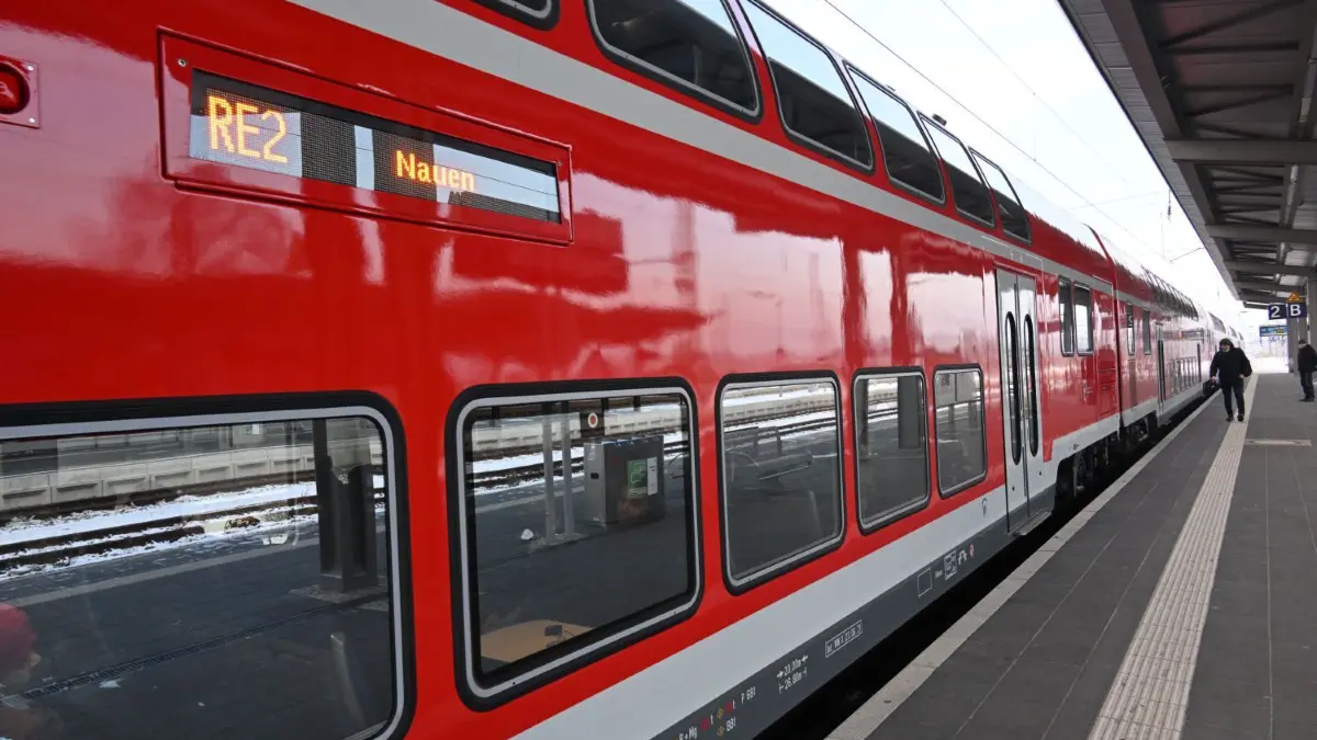 In Berlin wird auf der Stadtbahn gebaut. Das hat auch Auswirkungen auf die Verbindung des RE2 von Cottbus über Lübbenau, Lübben, Königs Wusterhausen und Berlin nach Nauen.
Hauptbahnhof Cottbus
Deutsche Bahn RE 2 nach Nauen.