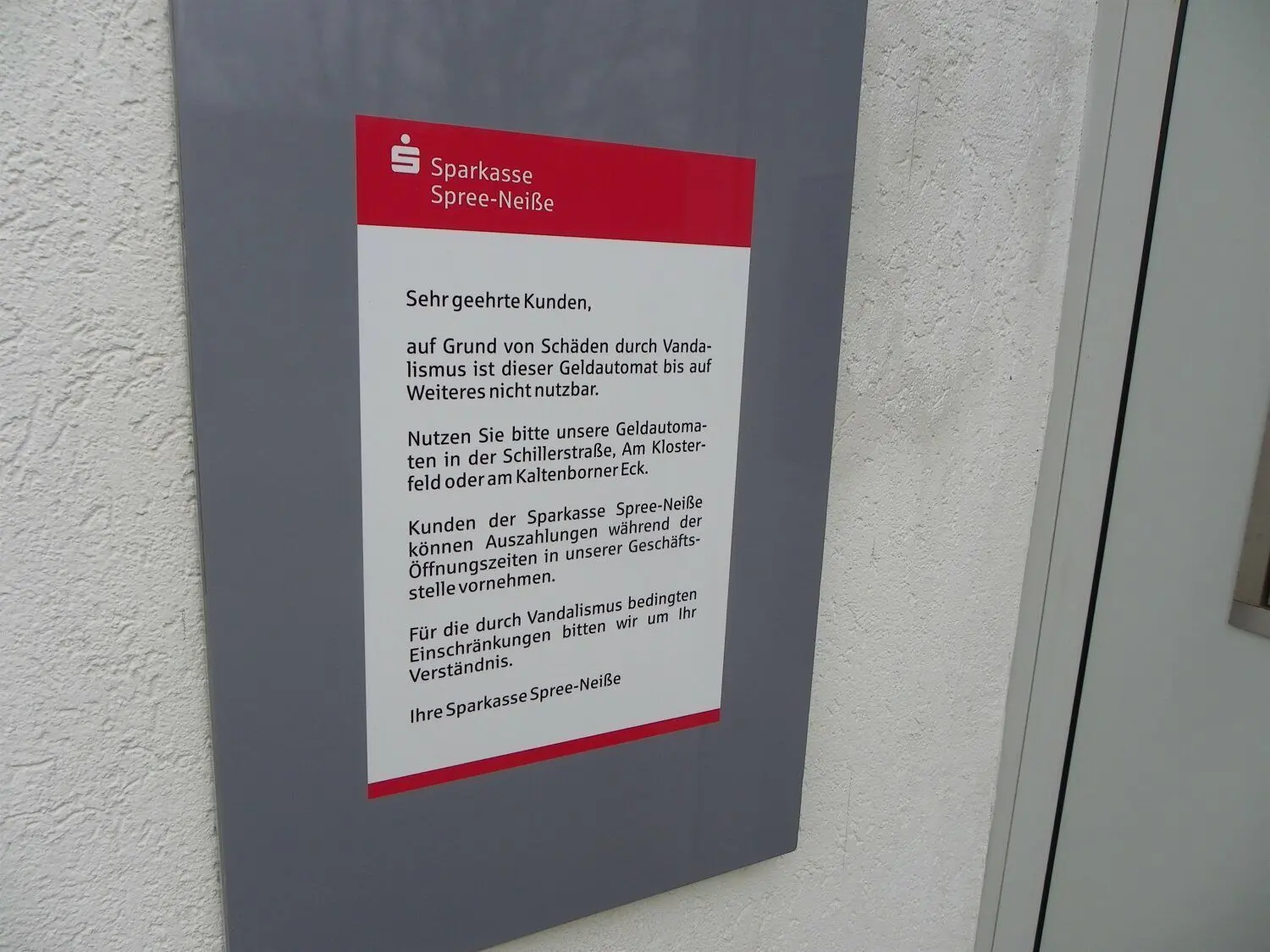 Wo sich bis vor kurzem der Geldautomat befand, gibt es jetzt nur noch diese Information.