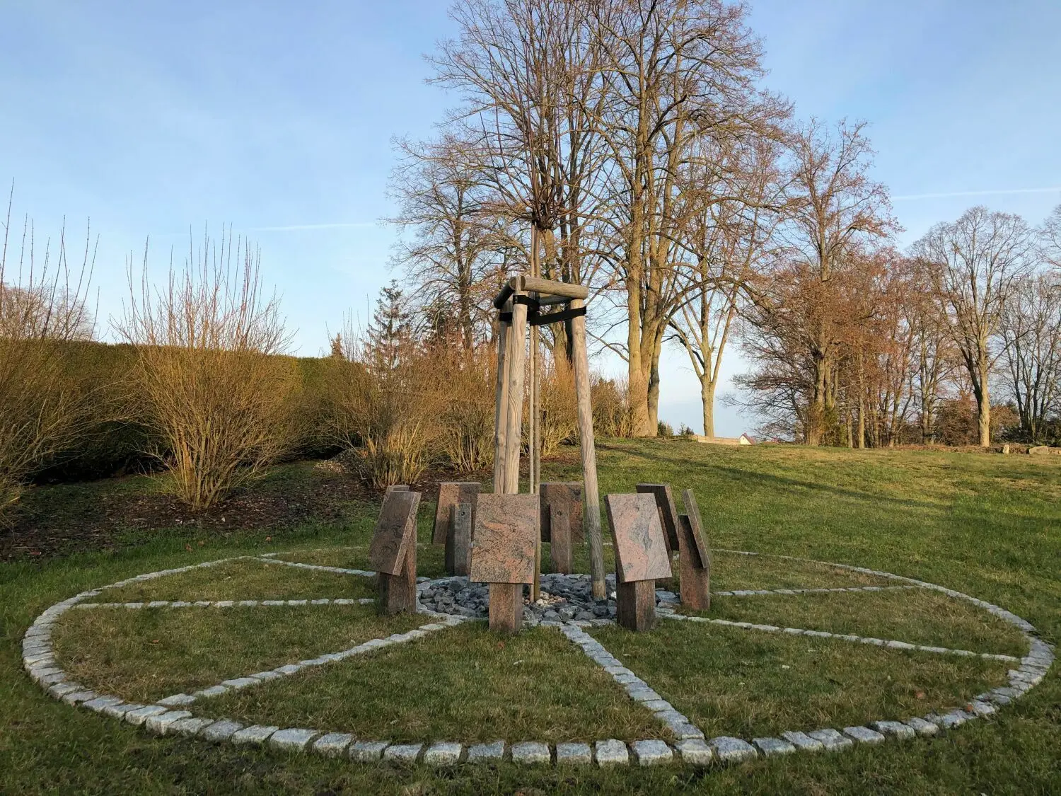 Auf dem Lebuser Friedhof im Landkreis Märkisch-Oderland wurde die Möglichkeiten für Baumbestattungen geschaffen.