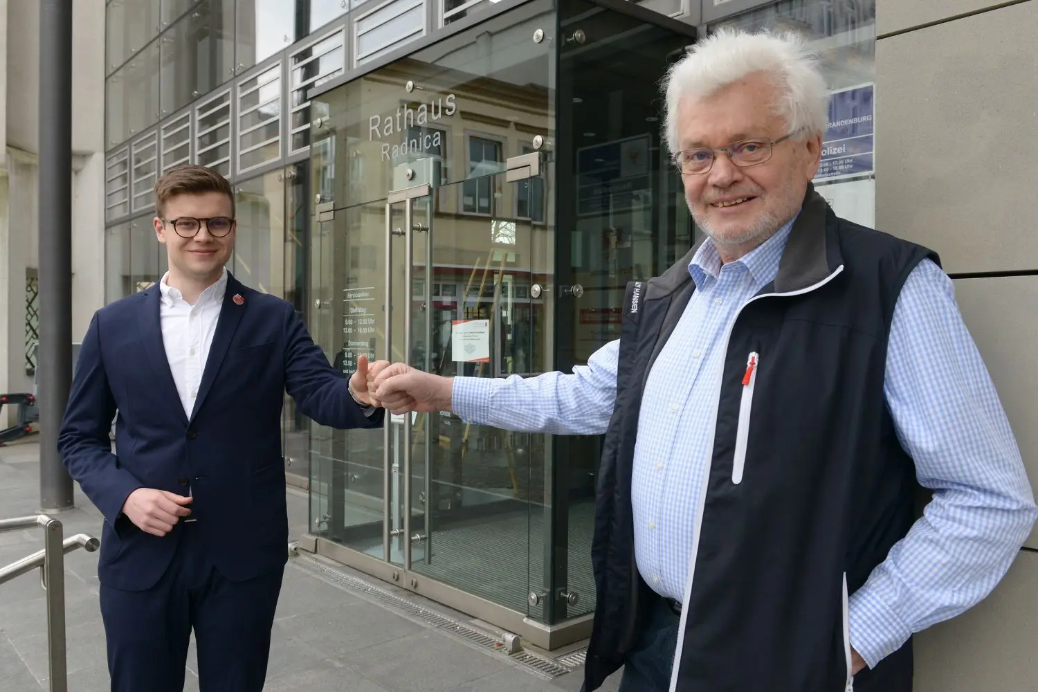 Faustgruß vorm Senftenberger Rathaus! Klaus-Jürgen Graßhoff (79, CDU) verzichtet zum 31. März auf sein Amt im Stadtparlament. Den Fraktionsvorsitz übergab er bereits im Herbst 2020 an den Jüngsten - links: Jungpolitiker Johannes Sven Hänig (21).