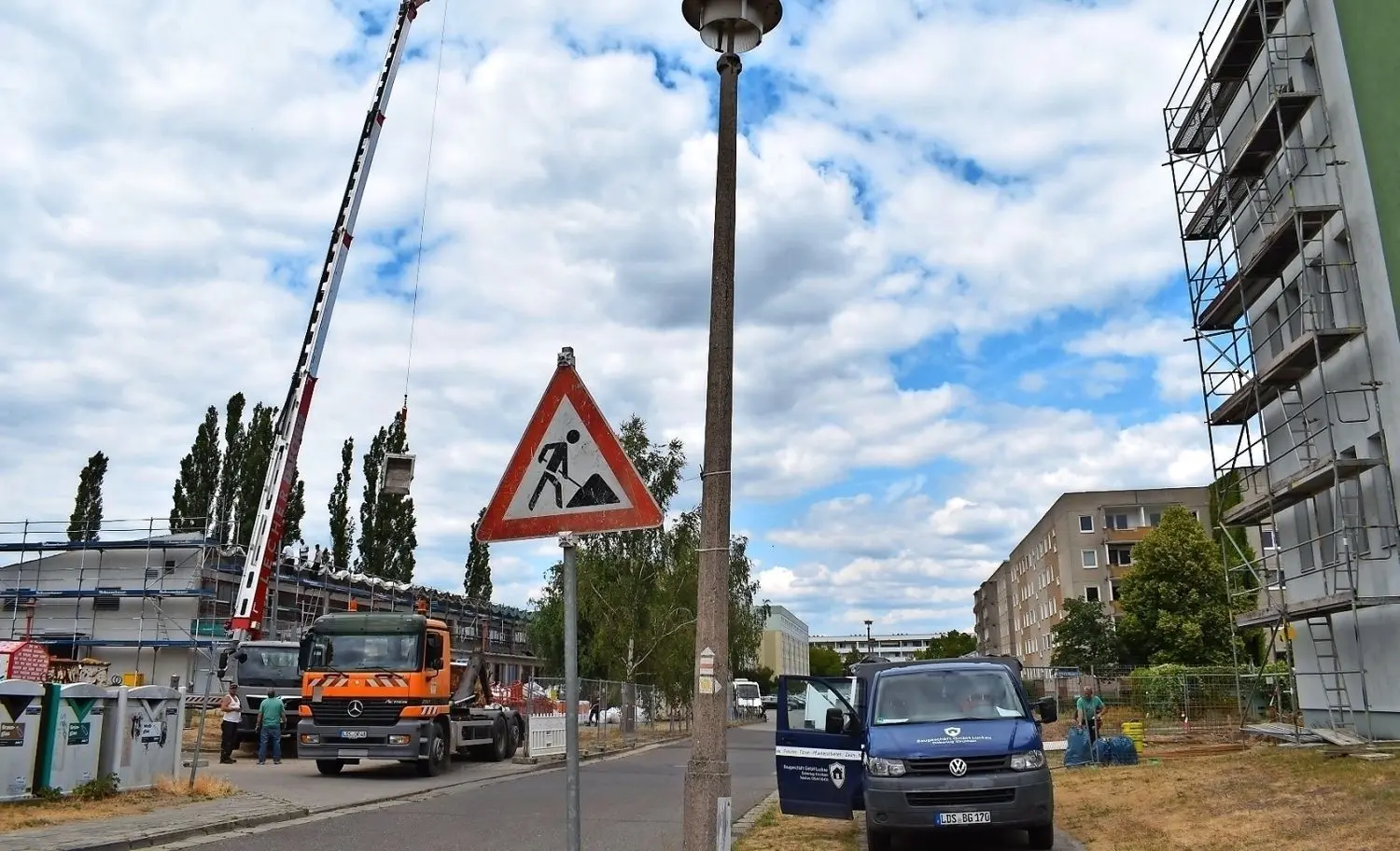 In Lübbenau wird momentan am Delphinbad (l.) und am ehemaligen Oberstufenzentrum gearbeitet. In das Oberstufenzentrum soll künftig das Jenaplanhaus einziehen, hier erfolgen der Innenausbau und ein Glasfassadenanbau.