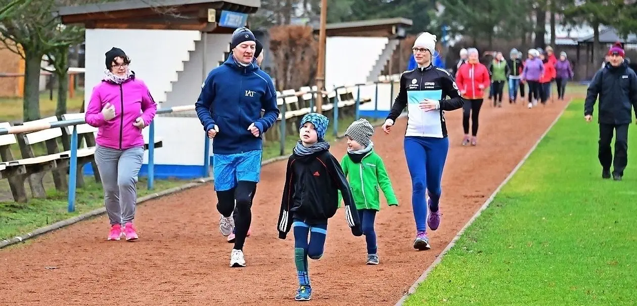 Jung und Alt starten in Dissenchen sportlich ins neue Jahr. ⇥
