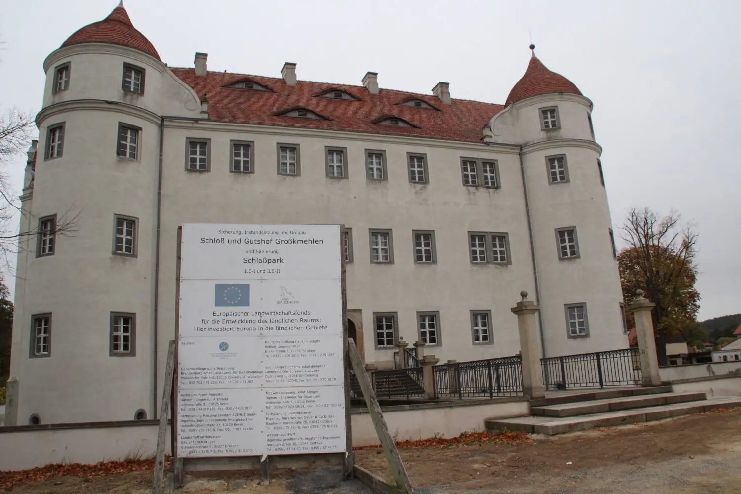 Weil für die Grundschule Großkmehlen die zusätzlichen Klassenräume im Schloss (hinten ist einer der Schlosstürme zu sehen) nicht wie geplant 2018 zur Verfügung standen, hat die Schule derzeit mit argen Platzproblemen zu kämpfen.